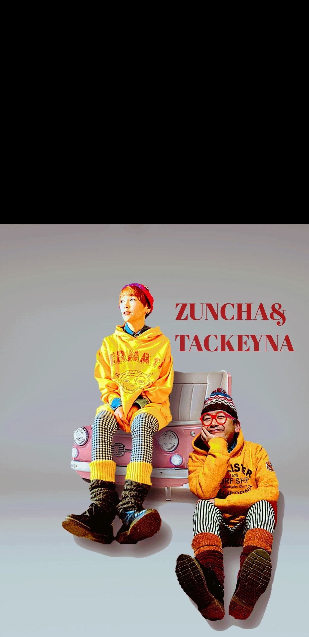 イエロー系のパーカー、ホワイト系のスラックス、イエロー系のその他を着用したメンズの冬コーディネートの3枚目の写真