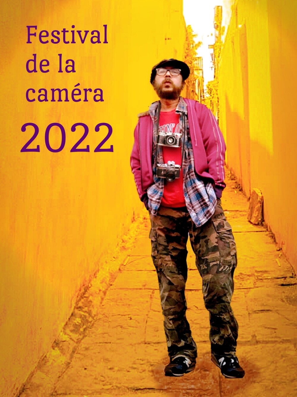 グリーン系のカーゴパンツ、レッド系のTシャツ/カットソー、パープル系のパーカーを着用したメンズの秋コーディネートの2枚目の写真