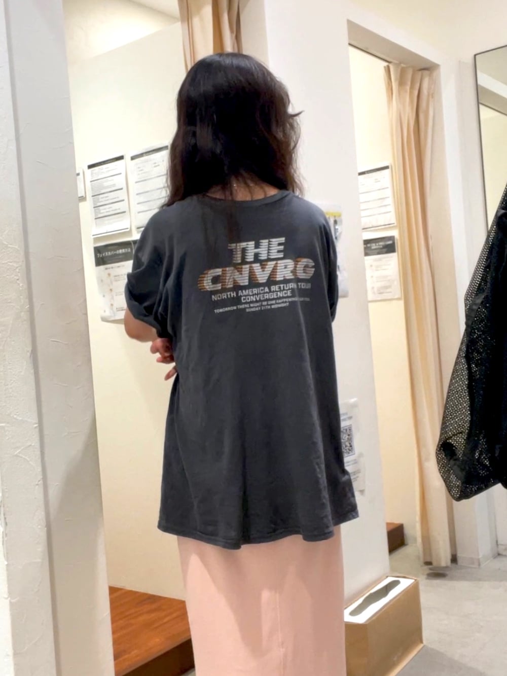 グレー系のTシャツ/カットソー、ピンク系のワンピースを着用したレディースの春コーディネートの5枚目の写真
