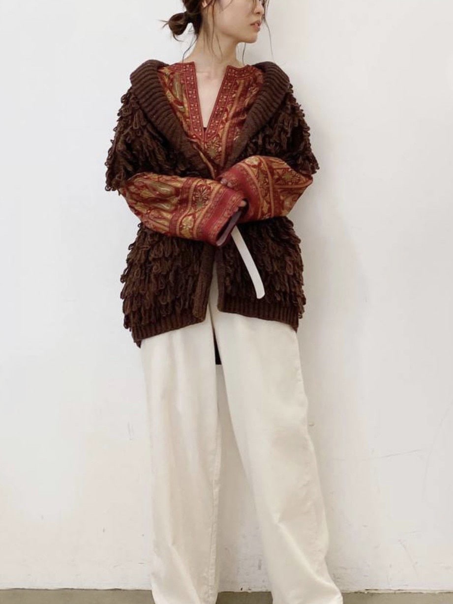 レッド系のシャツ/ブラウス、ホワイト系のその他パンツ、ブラウン系のカーディガン/ボレロを着用したレディースの秋コーディネートの2枚目の写真