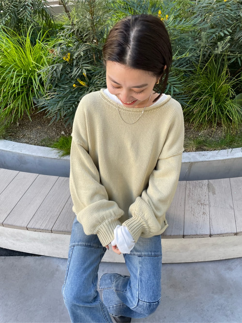 ブルー系のデニムパンツ、ホワイト系のTシャツ/カットソー、ブラック系のブーツを着用したレディースの冬コーディネートの3枚目の写真