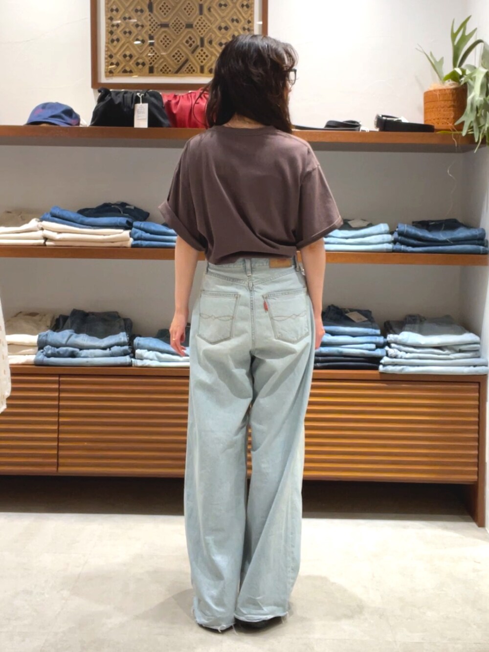 ブラウン系のTシャツ/カットソー、ブルー系のデニムパンツを着用したレディースの夏コーディネートの3枚目の写真