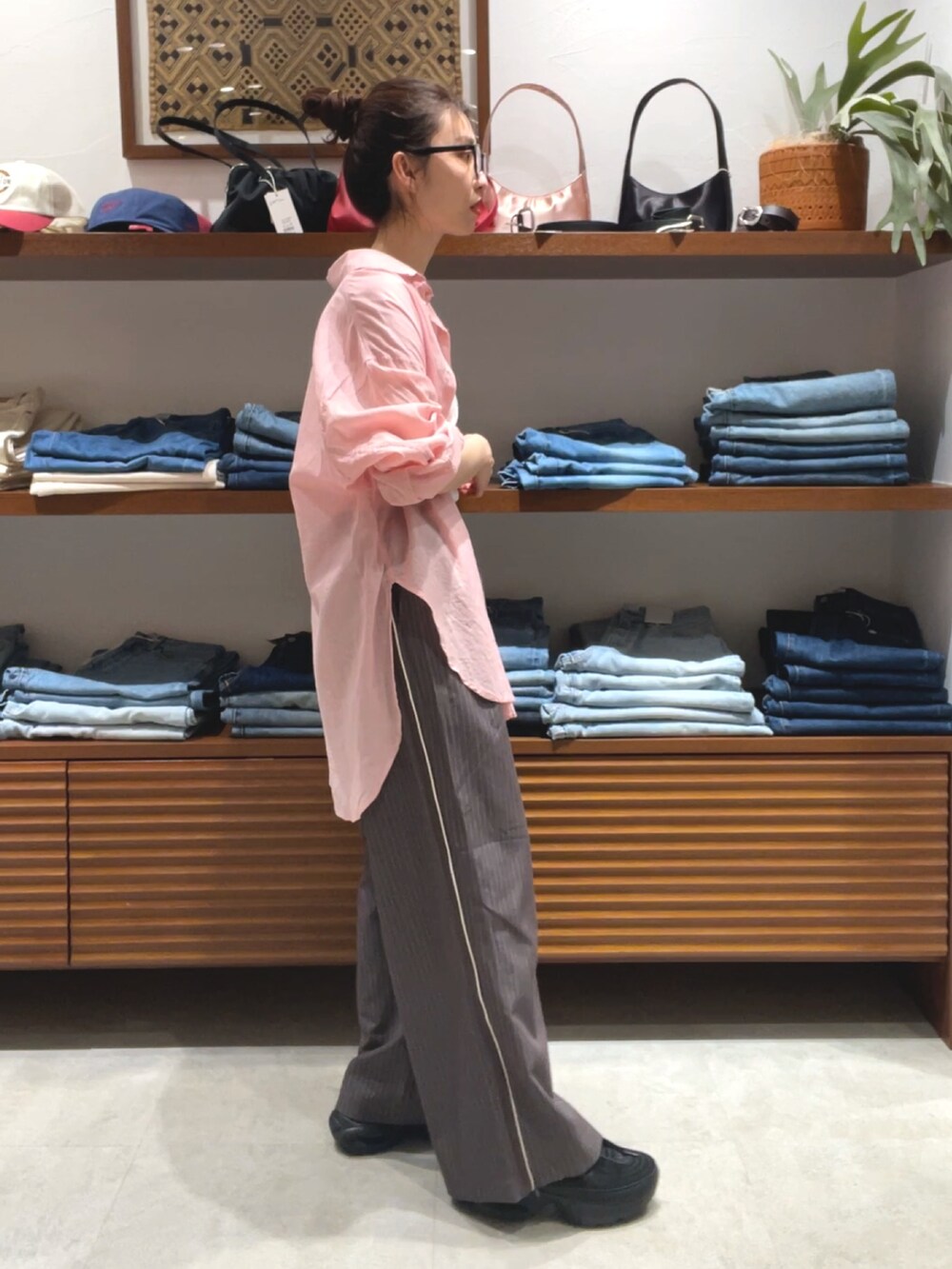 ホワイト系のタンクトップ、ピンク系のシャツ/ブラウス、グレー系のその他パンツを着用したレディースの春コーディネートの4枚目の写真