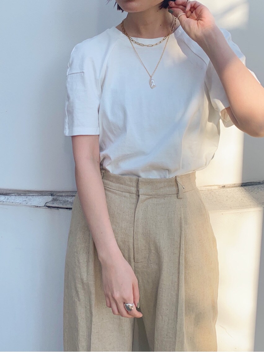 ベージュ系のその他パンツ、ホワイト系のTシャツ/カットソーを着用したレディースの春コーディネートの2枚目の写真