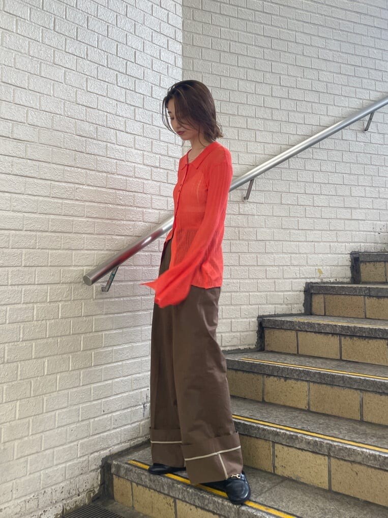 ブラウン系のチノパンツ、オレンジ系のカーディガン/ボレロを着用したレディースの夏コーディネートの2枚目の写真