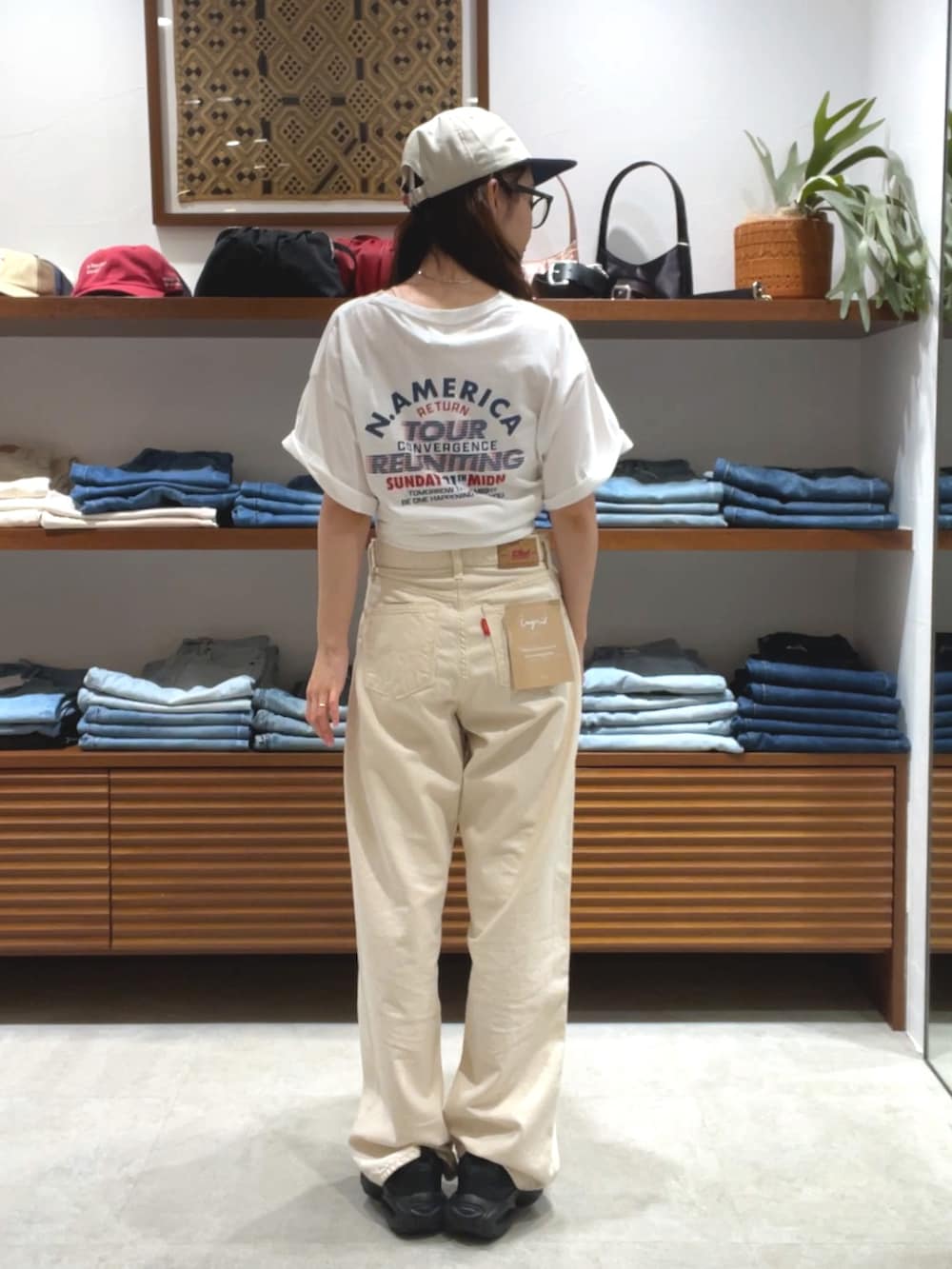 ホワイト系のデニムパンツ、ホワイト系のTシャツ/カットソーを着用したレディースの夏コーディネートの3枚目の写真