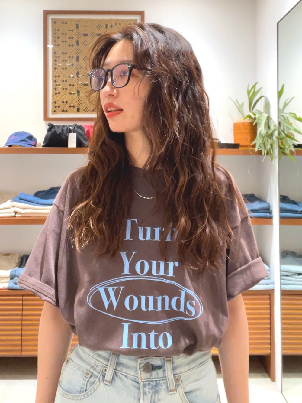 ブラウン系のTシャツ/カットソー、ブルー系のデニムパンツを着用したレディースの夏コーディネートの5枚目の写真