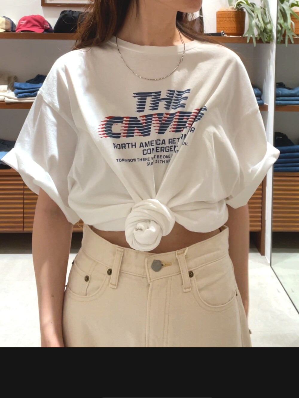ホワイト系のデニムパンツ、ホワイト系のTシャツ/カットソーを着用したレディースの夏コーディネートの5枚目の写真