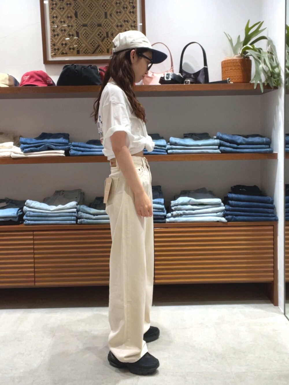 ホワイト系のデニムパンツ、ホワイト系のTシャツ/カットソーを着用したレディースの夏コーディネートの4枚目の写真