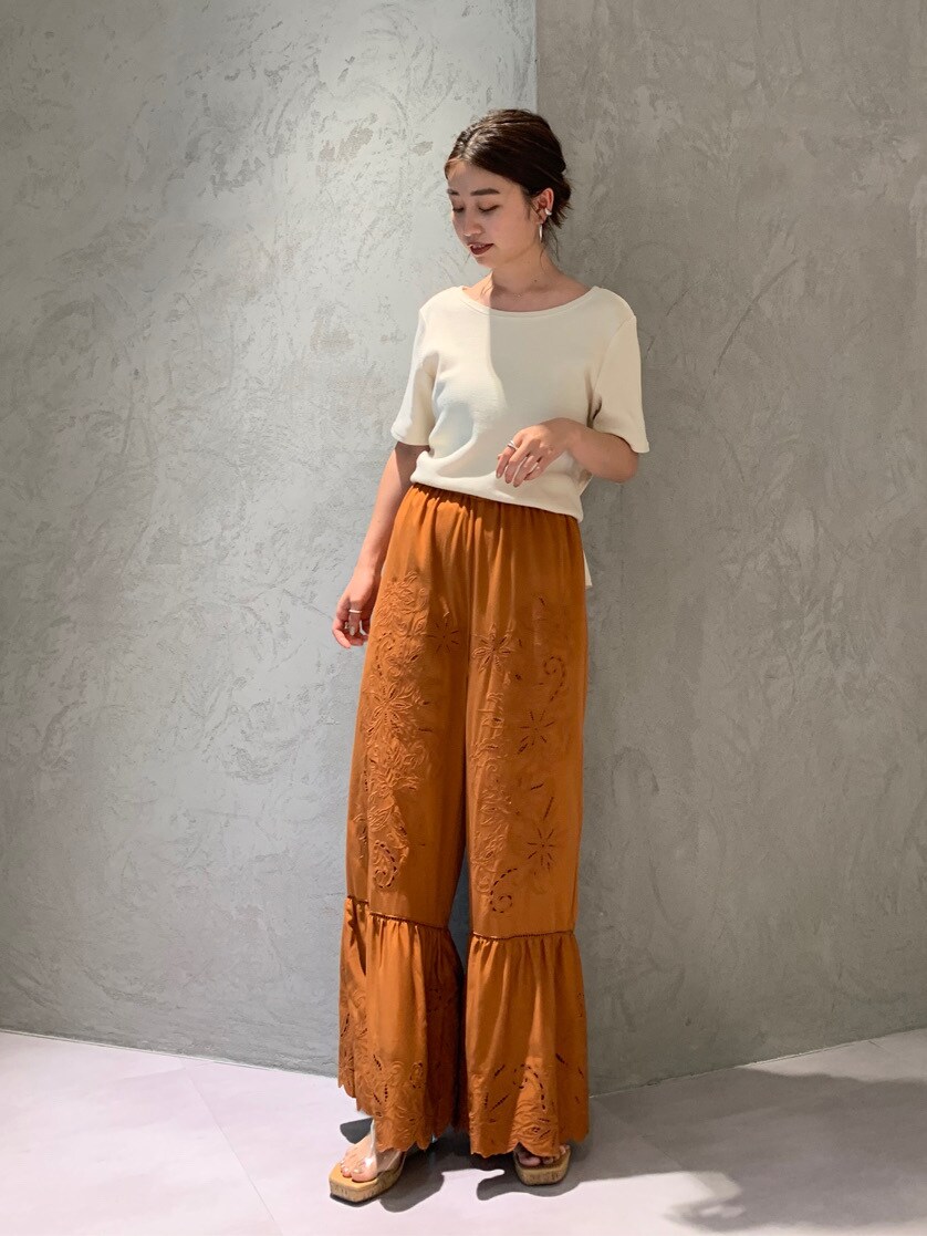オレンジ系のその他パンツ、ホワイト系のTシャツ/カットソーを着用したレディースの夏コーディネートの2枚目の写真