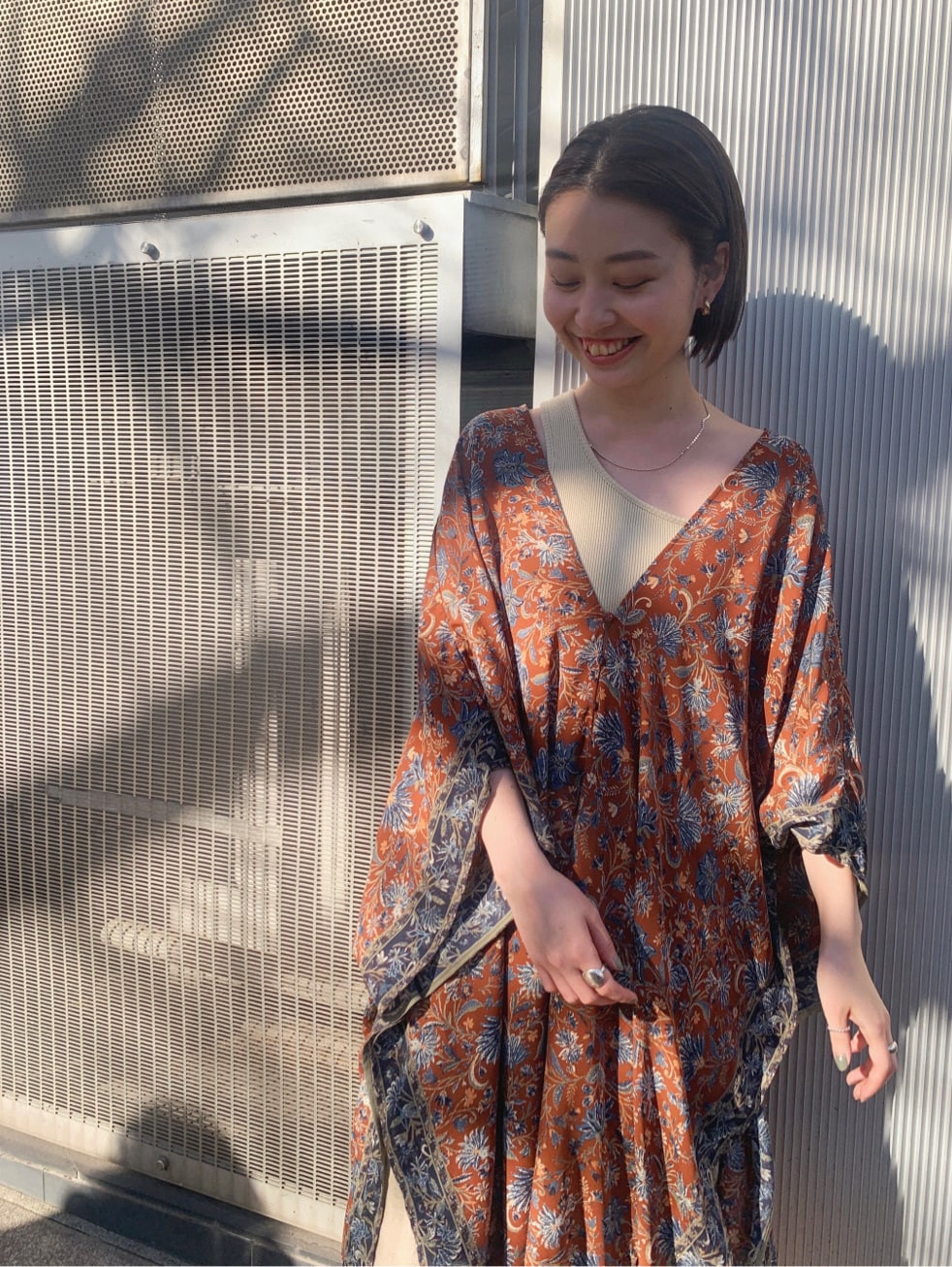 オレンジ系のシャツ/ブラウスを着用したレディースの春コーディネートの2枚目の写真