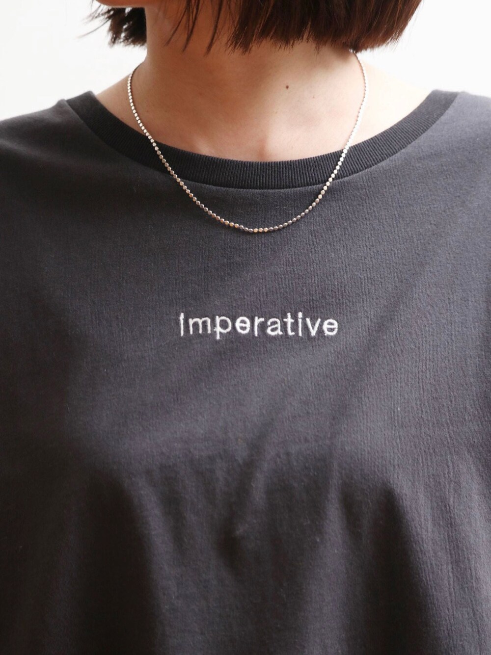 ホワイト系のスカート、ブラック系のベルトを着用したレディースの冬コーディネートの3枚目の写真