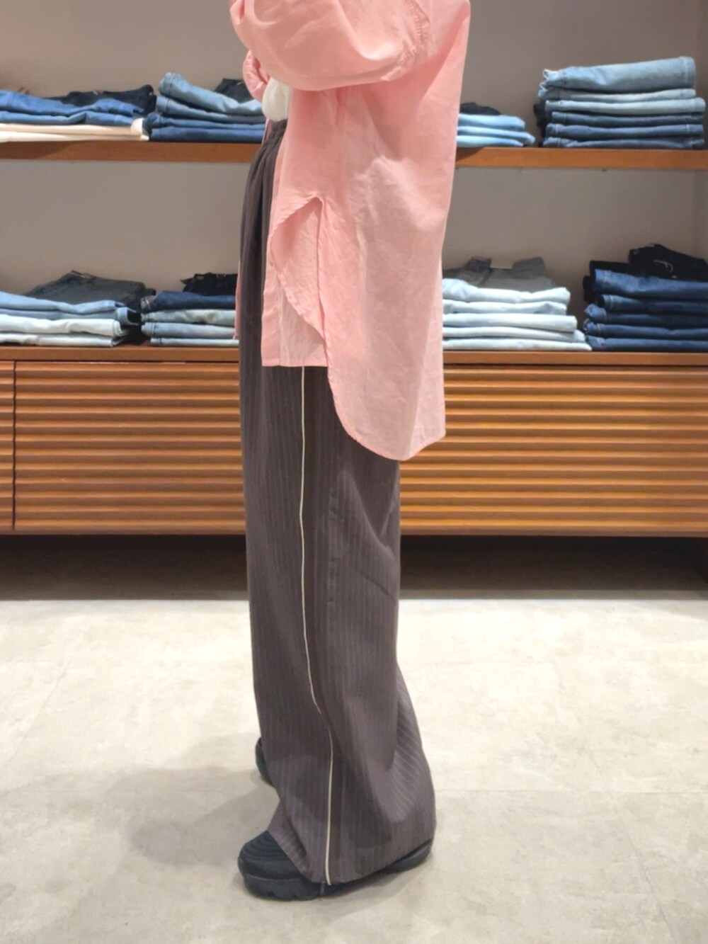 ホワイト系のタンクトップ、ピンク系のシャツ/ブラウス、グレー系のその他パンツを着用したレディースの春コーディネートの8枚目の写真