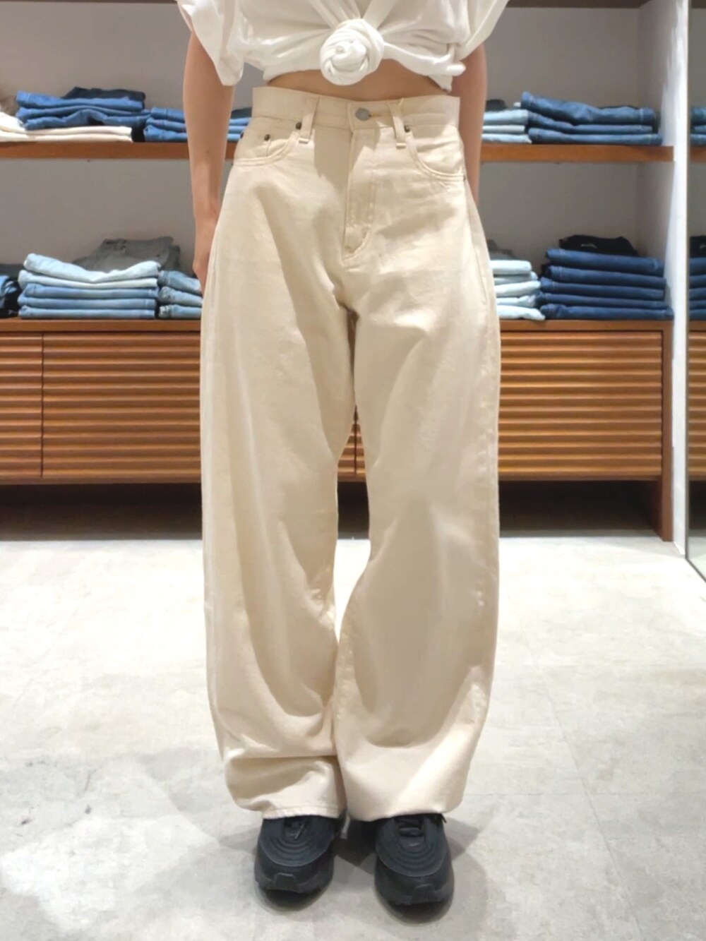 ホワイト系のデニムパンツ、ホワイト系のTシャツ/カットソーを着用したレディースの夏コーディネートの7枚目の写真