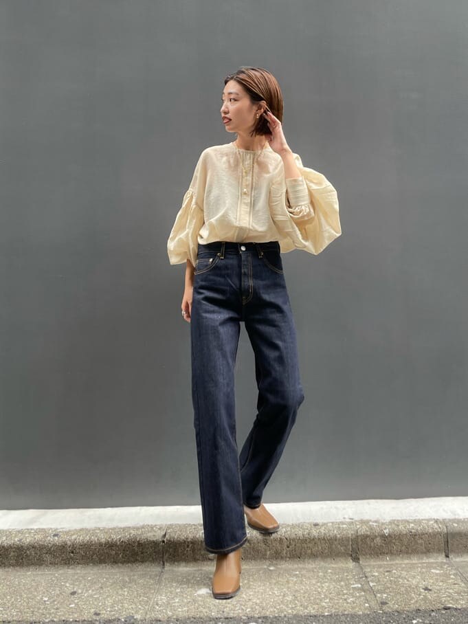 ホワイト系のシャツ/ブラウス、ブルー系のデニムパンツ、ブラウン系のブーツを着用したレディースの夏コーディネートの3枚目の写真