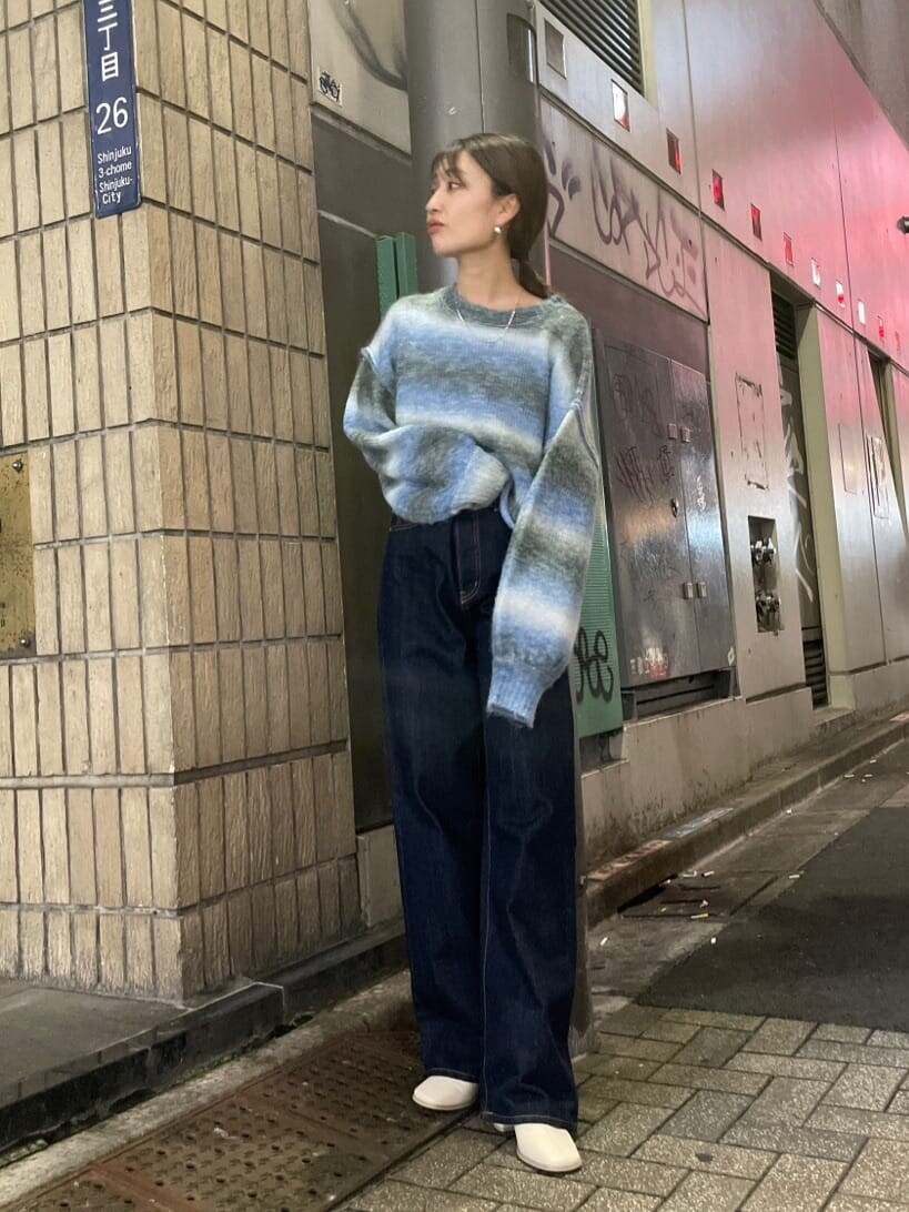 ブルー系のニット/セーターを着用したレディースの秋コーディネートの2枚目の写真