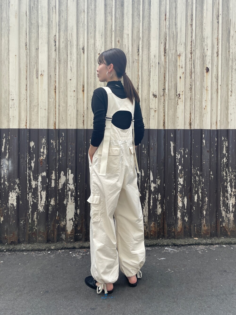 ホワイト系のつなぎ/オールインワンを着用したレディースの春コーディネートの2枚目の写真