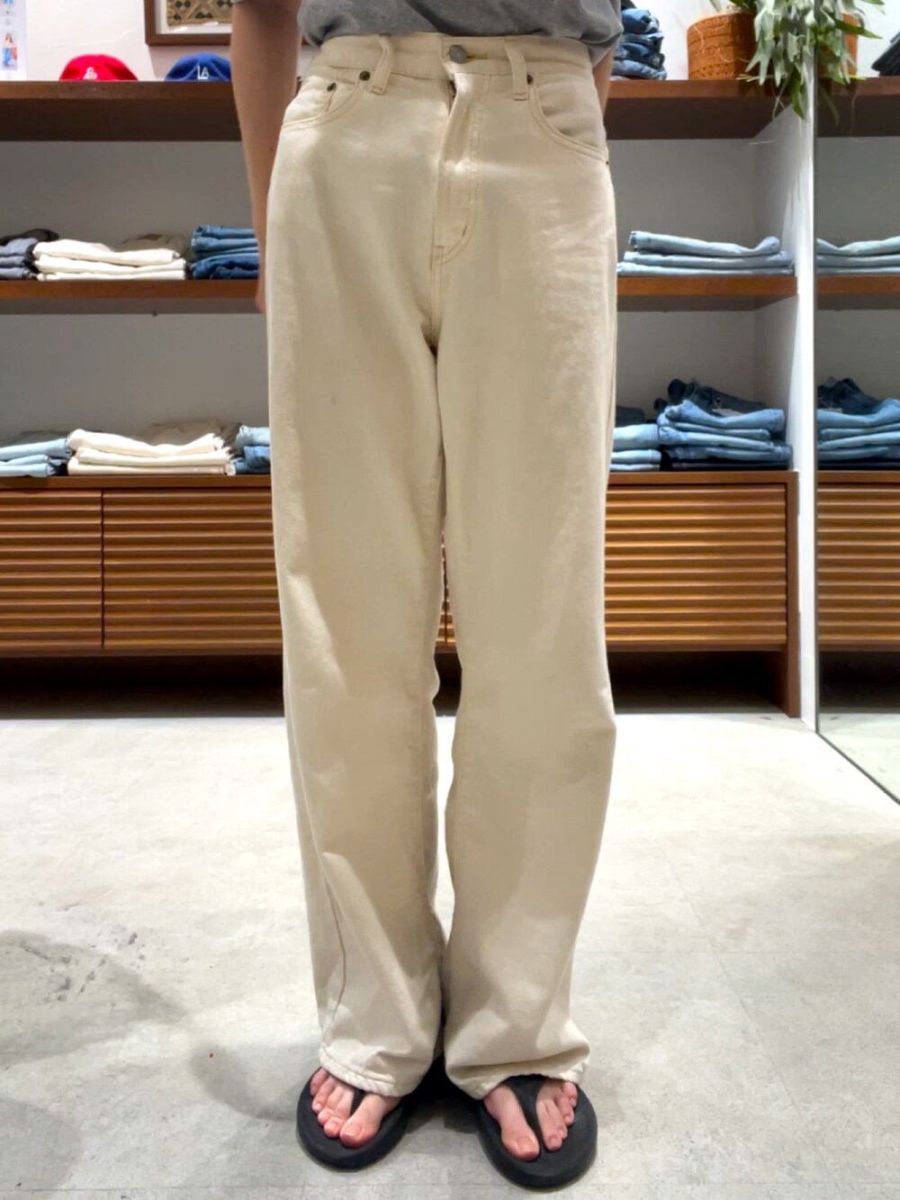 グレー系のTシャツ/カットソー、ホワイト系のデニムパンツを着用したレディースの夏コーディネートの6枚目の写真