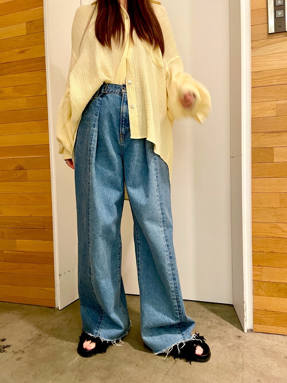 イエロー系のシャツ/ブラウス、ブルー系のデニムパンツ、ブラック系のサンダルを着用したレディースの春コーディネートの5枚目の写真