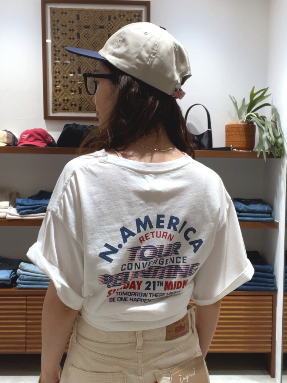 ホワイト系のデニムパンツ、ホワイト系のTシャツ/カットソーを着用したレディースの夏コーディネートの6枚目の写真