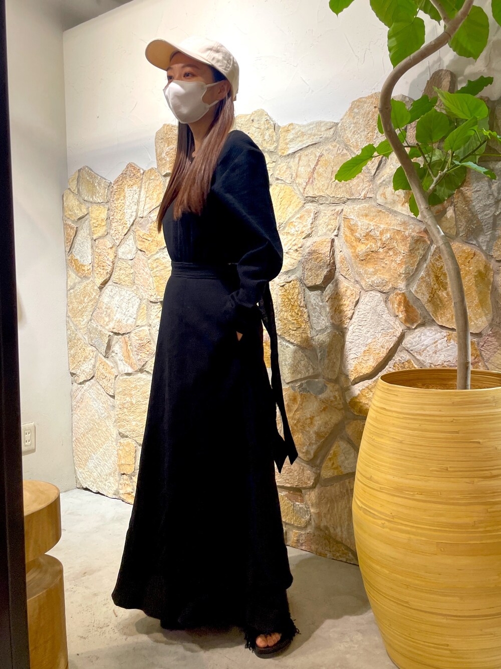 ブラック系のワンピース、ブラック系のサンダルを着用したレディースの春コーディネートの2枚目の写真