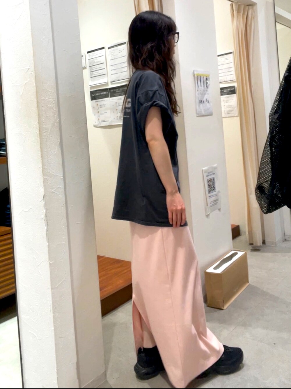 グレー系のTシャツ/カットソー、ピンク系のワンピースを着用したレディースの春コーディネートの3枚目の写真