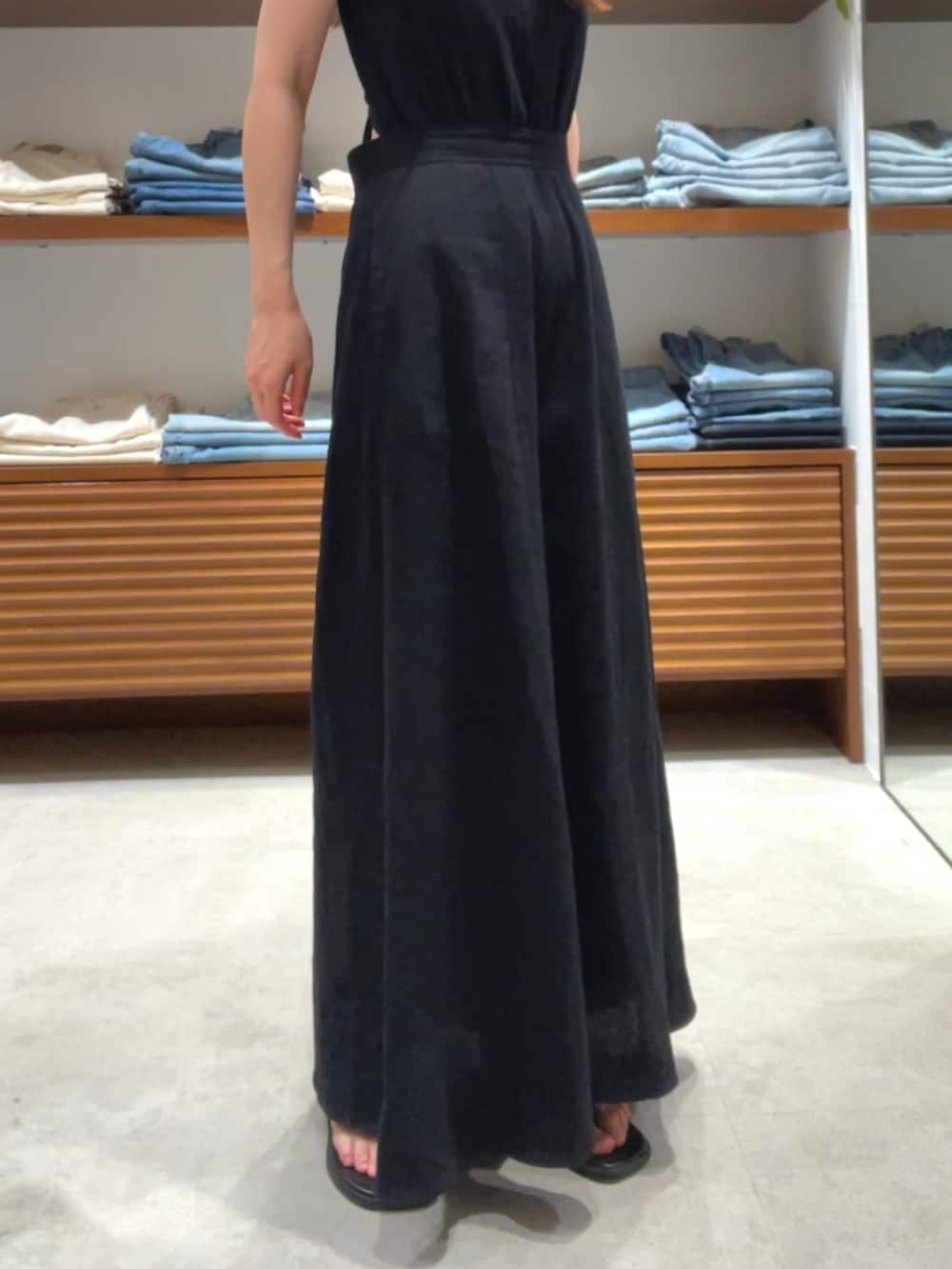 ブラック系のワンピースを着用したレディースの夏コーディネートの5枚目の写真