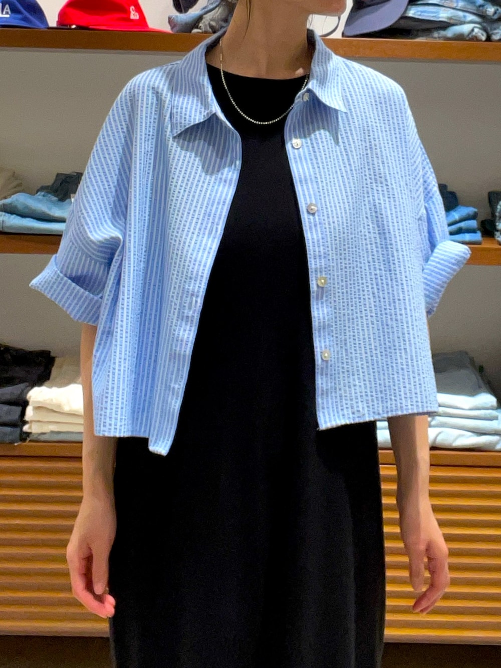 イエロー系のシャツ/ブラウス、ブラック系のワンピース、ブルー系のシャツ/ブラウスを着用したレディースの夏コーディネートの4枚目の写真