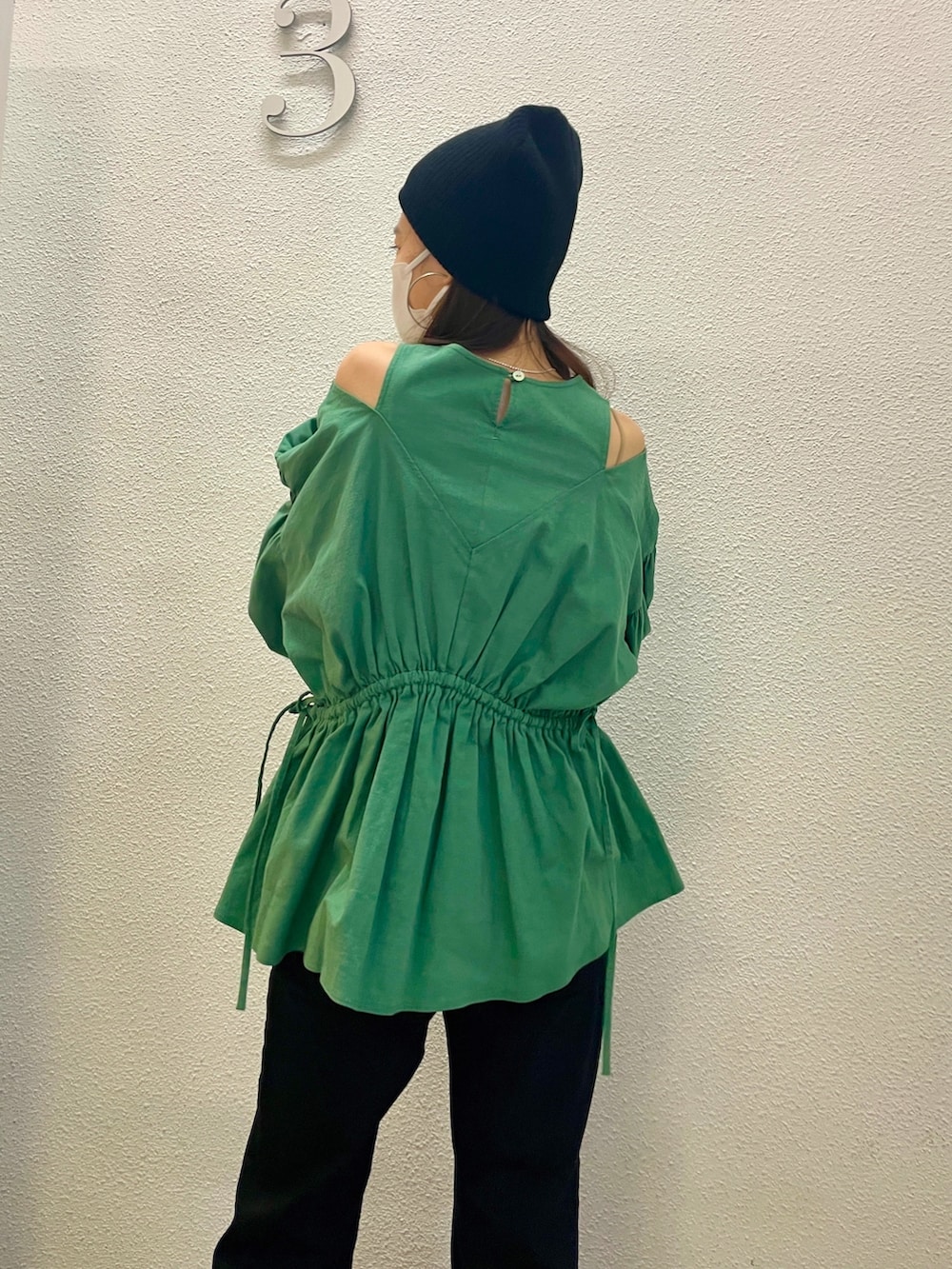 グリーン系のシャツ/ブラウス、ブラック系のデニムパンツ、ブラック系のサンダルを着用したレディースの春コーディネートの3枚目の写真