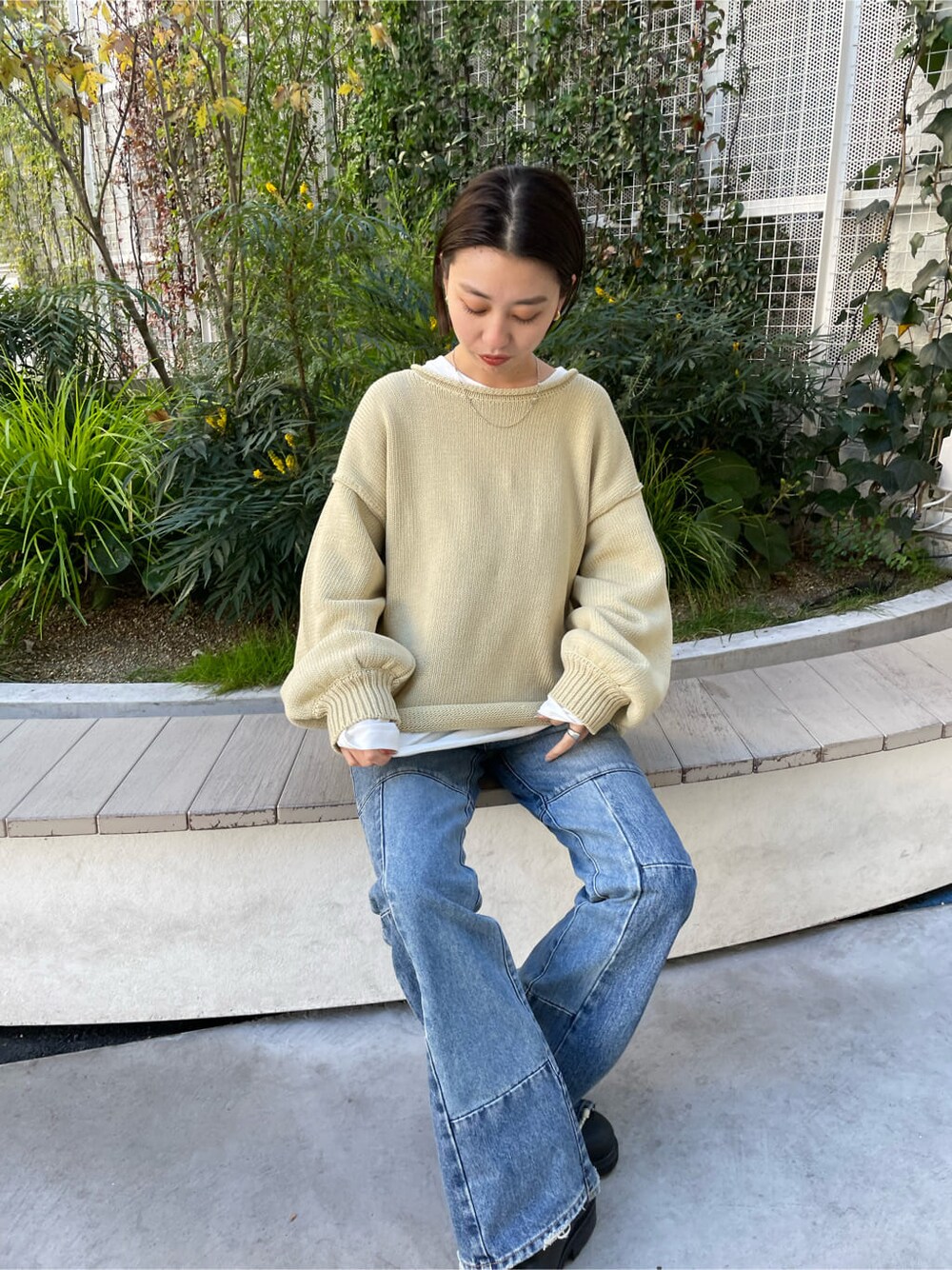 ブルー系のデニムパンツ、ホワイト系のTシャツ/カットソー、ブラック系のブーツを着用したレディースの冬コーディネートの2枚目の写真