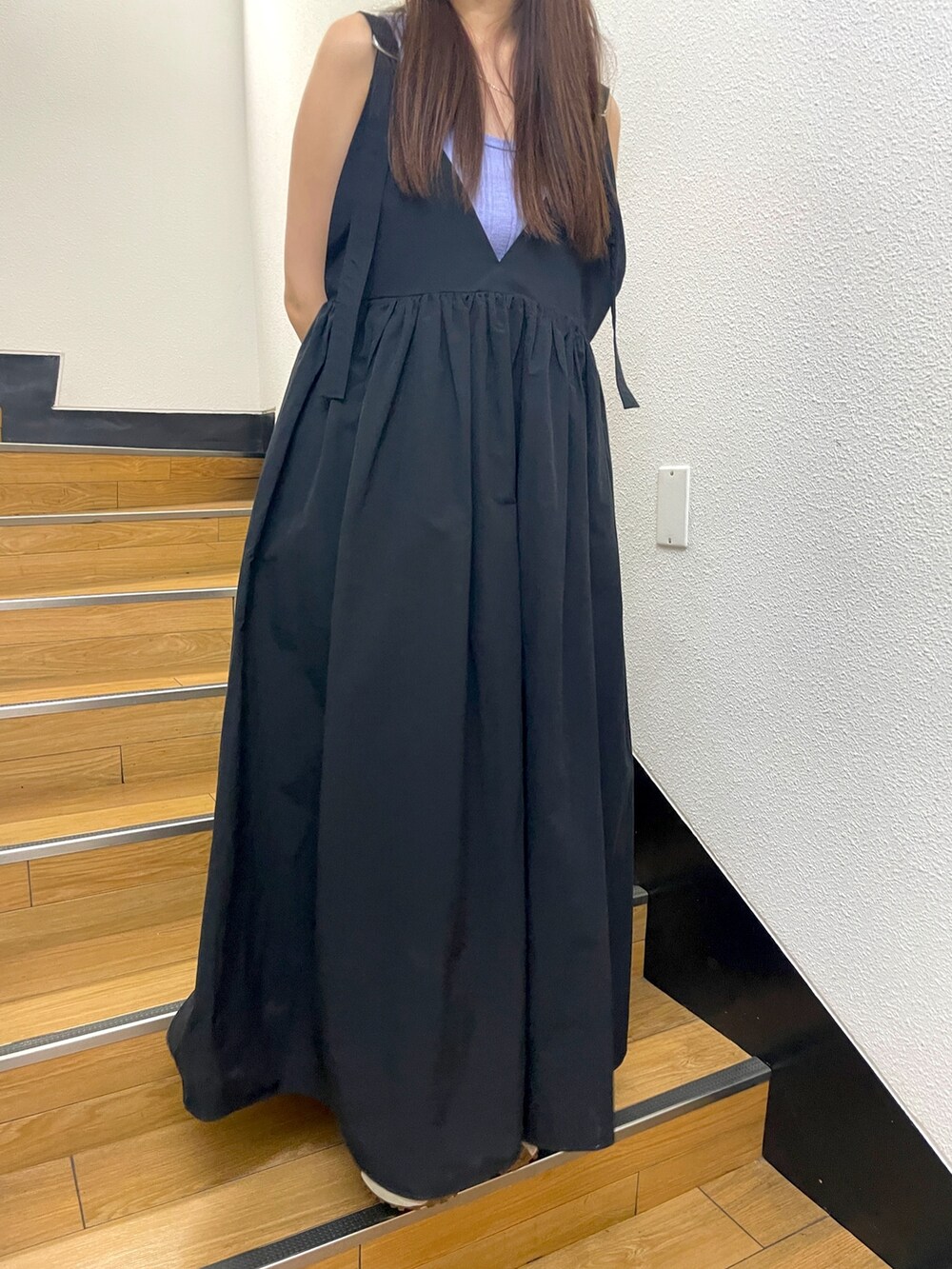 ブラック系のワンピース、パープル系のTシャツ/カットソーを着用したレディースの春コーディネートの4枚目の写真