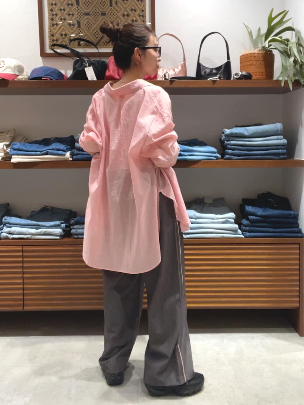 ホワイト系のタンクトップ、ピンク系のシャツ/ブラウス、グレー系のその他パンツを着用したレディースの春コーディネートの3枚目の写真