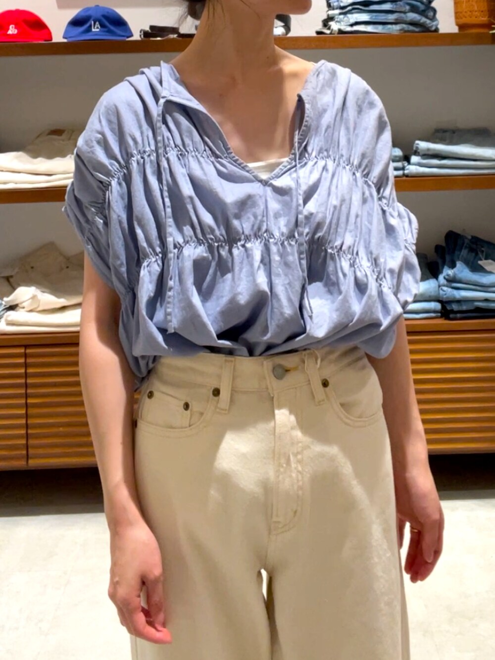 ブルー系のシャツ/ブラウス、ホワイト系のデニムパンツを着用したレディースの夏コーディネートの5枚目の写真