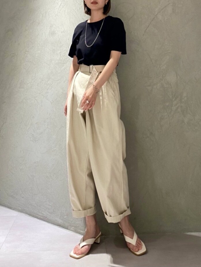 ホワイト系のサンダル、ブラック系のTシャツ/カットソー、ホワイト系のその他パンツを着用したレディースの春コーディネートの2枚目の写真