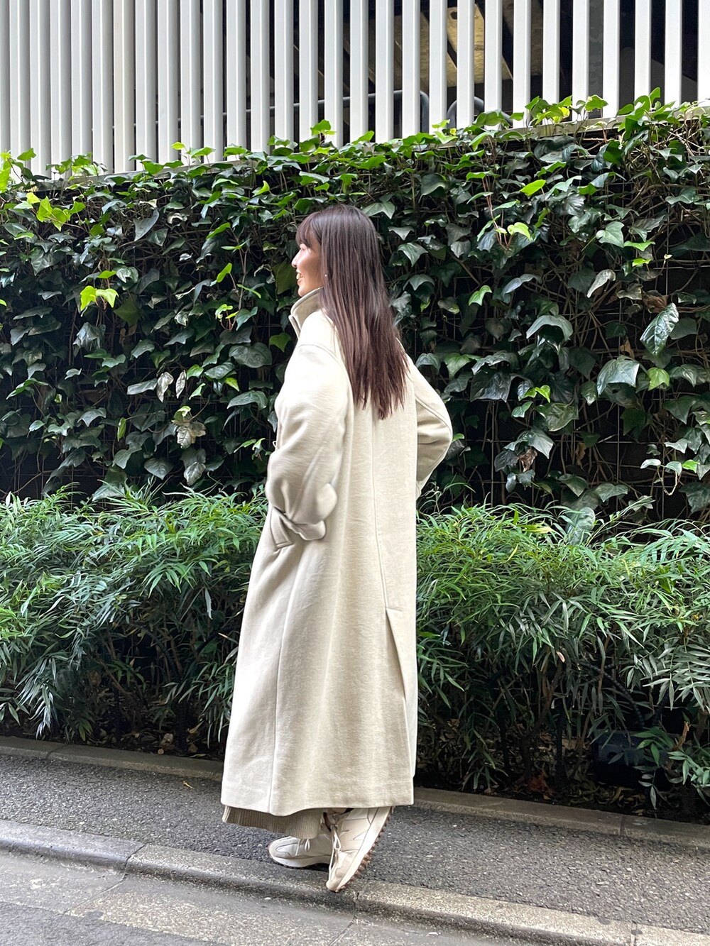 ホワイト系のその他アウターを着用したレディースの秋コーディネートの2枚目の写真