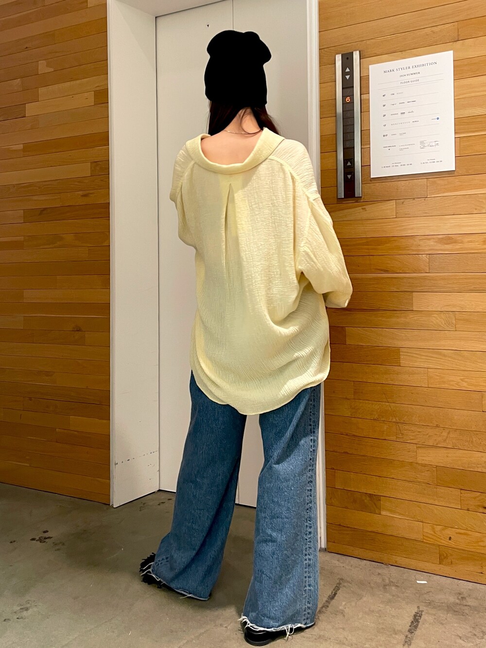 イエロー系のシャツ/ブラウス、ブルー系のデニムパンツ、ブラック系のサンダルを着用したレディースの春コーディネートの4枚目の写真