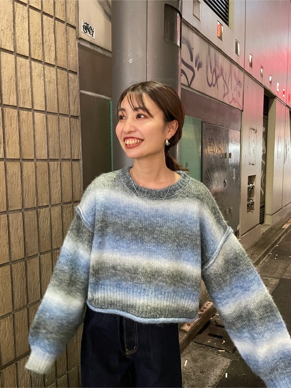 ブルー系のニット/セーターを着用したレディースの秋コーディネートの3枚目の写真