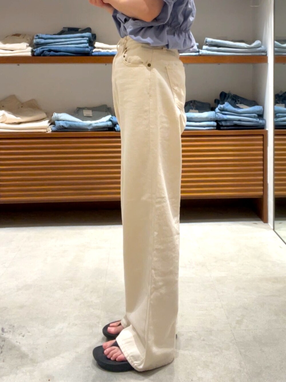 ブルー系のシャツ/ブラウス、ホワイト系のデニムパンツを着用したレディースの夏コーディネートの8枚目の写真