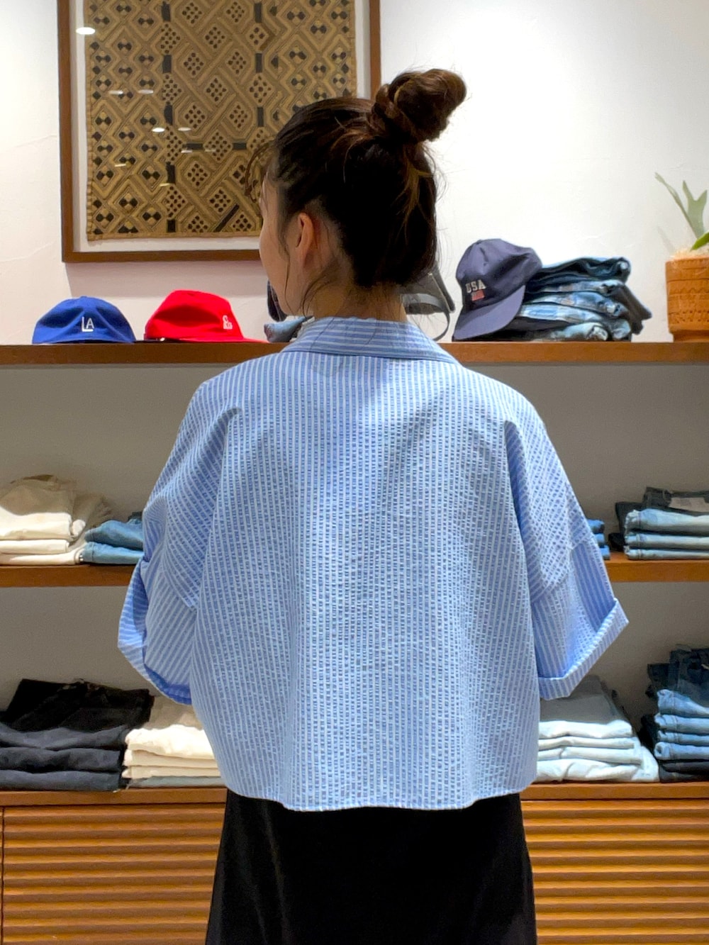 イエロー系のシャツ/ブラウス、ブラック系のワンピース、ブルー系のシャツ/ブラウスを着用したレディースの夏コーディネートの5枚目の写真