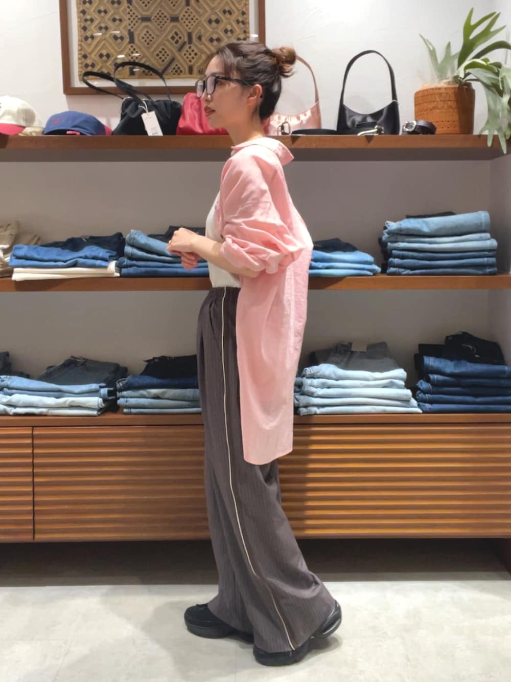 ホワイト系のタンクトップ、ピンク系のシャツ/ブラウス、グレー系のその他パンツを着用したレディースの春コーディネートの2枚目の写真