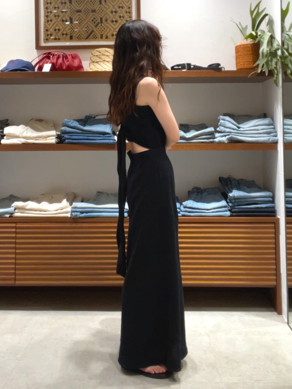 ブラック系のワンピースを着用したレディースの夏コーディネートの4枚目の写真