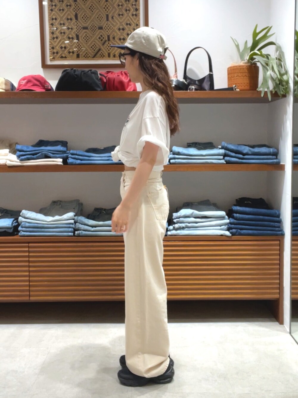 ホワイト系のデニムパンツ、ホワイト系のTシャツ/カットソーを着用したレディースの夏コーディネートの2枚目の写真