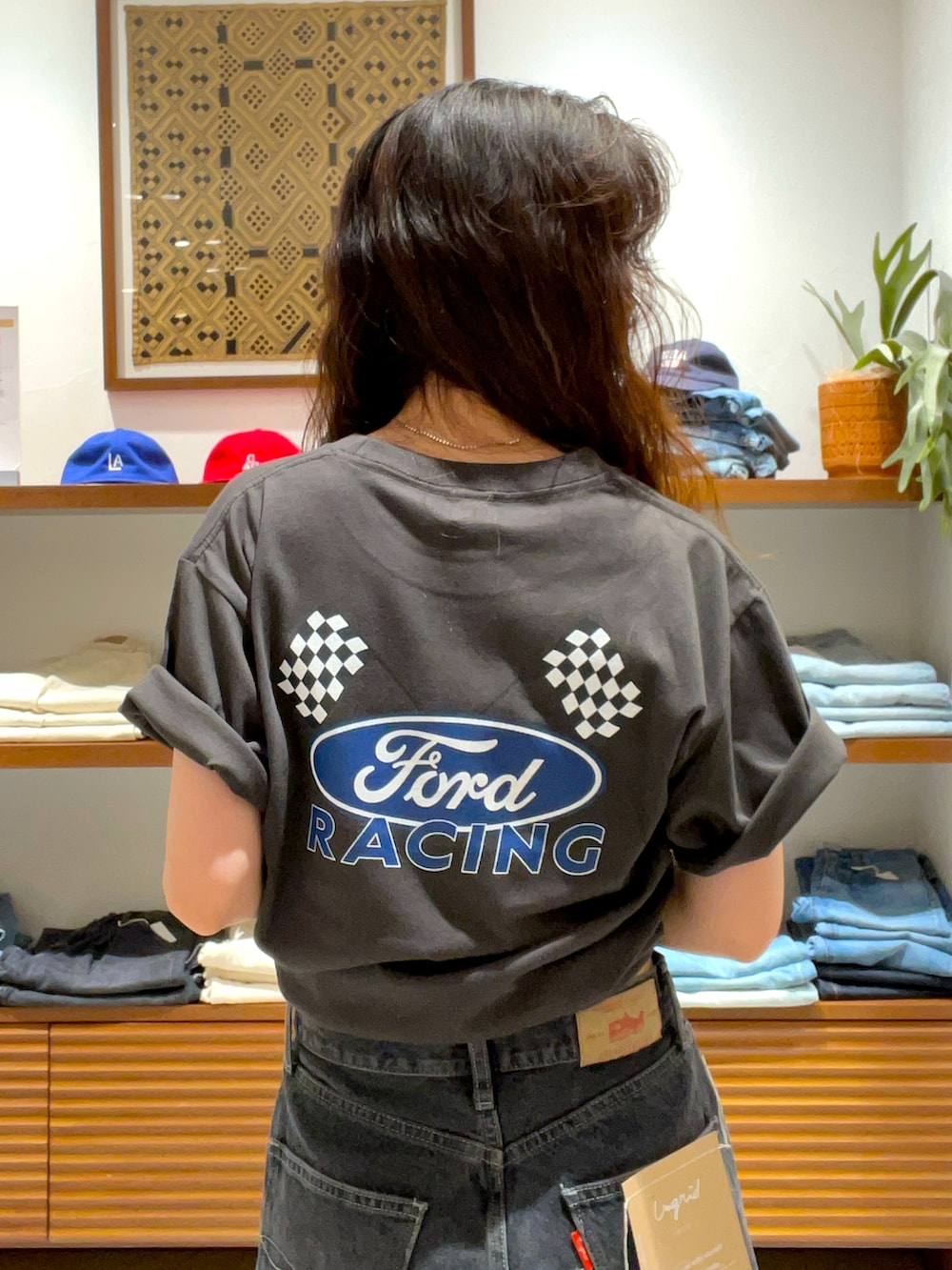 グレー系のTシャツ/カットソー、ブラック系のデニムパンツを着用したレディースの夏コーディネートの7枚目の写真