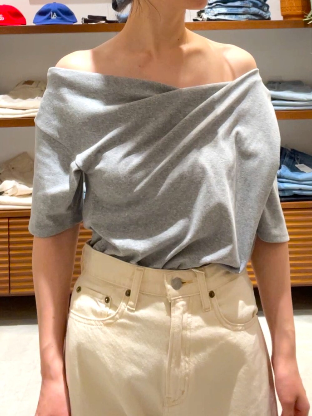 グレー系のTシャツ/カットソー、ホワイト系のデニムパンツを着用したレディースの夏コーディネートの5枚目の写真