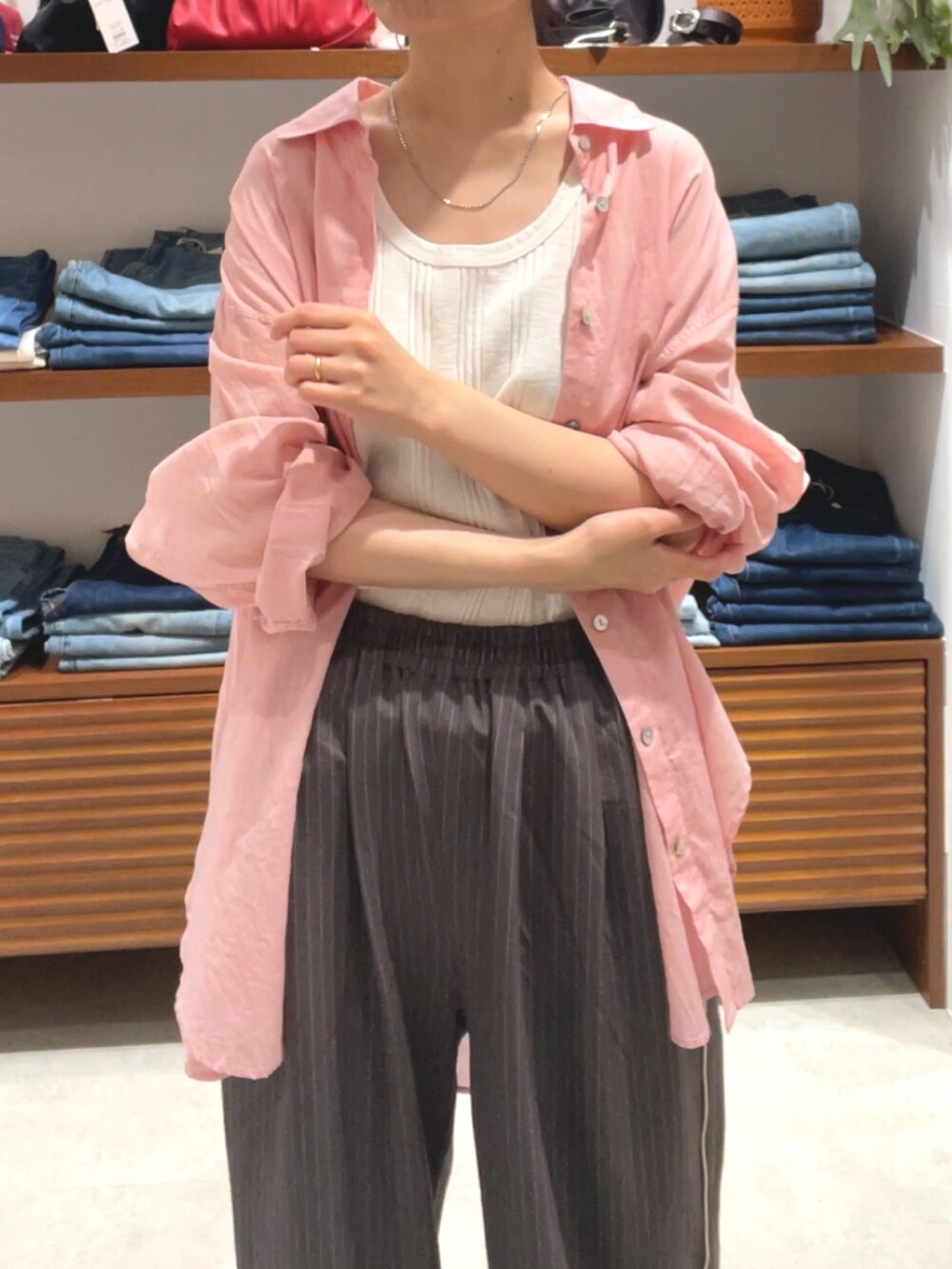 ホワイト系のタンクトップ、ピンク系のシャツ/ブラウス、グレー系のその他パンツを着用したレディースの春コーディネートの5枚目の写真