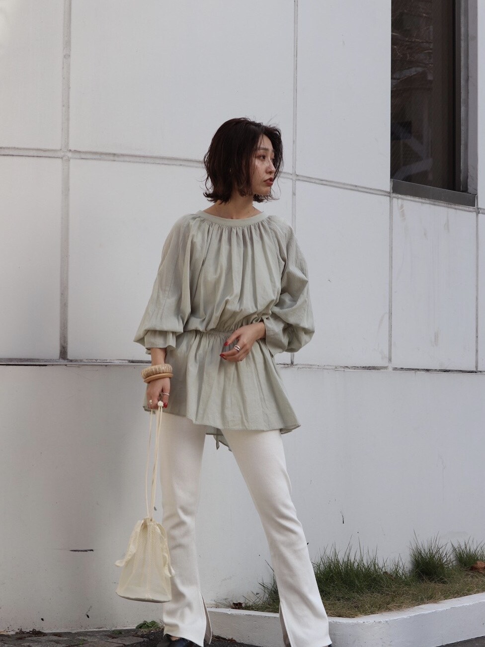 ブラック系のその他シューズ、ホワイト系のハンドバッグ、ホワイト系のレギンス/スパッツを着用したレディースの春コーディネートの2枚目の写真