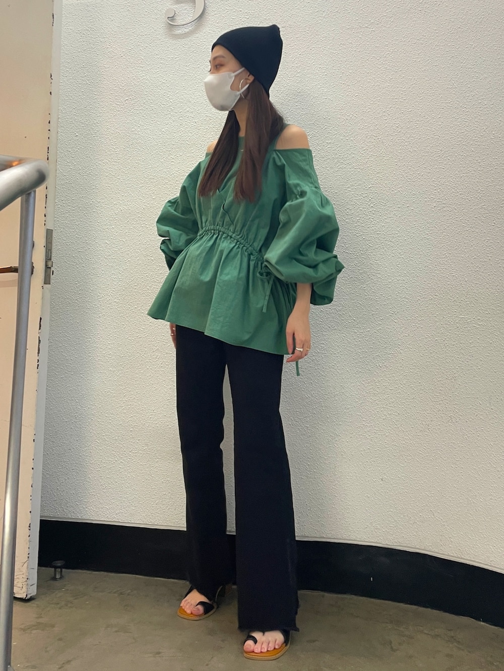 グリーン系のシャツ/ブラウス、ブラック系のデニムパンツ、ブラック系のサンダルを着用したレディースの春コーディネートの2枚目の写真