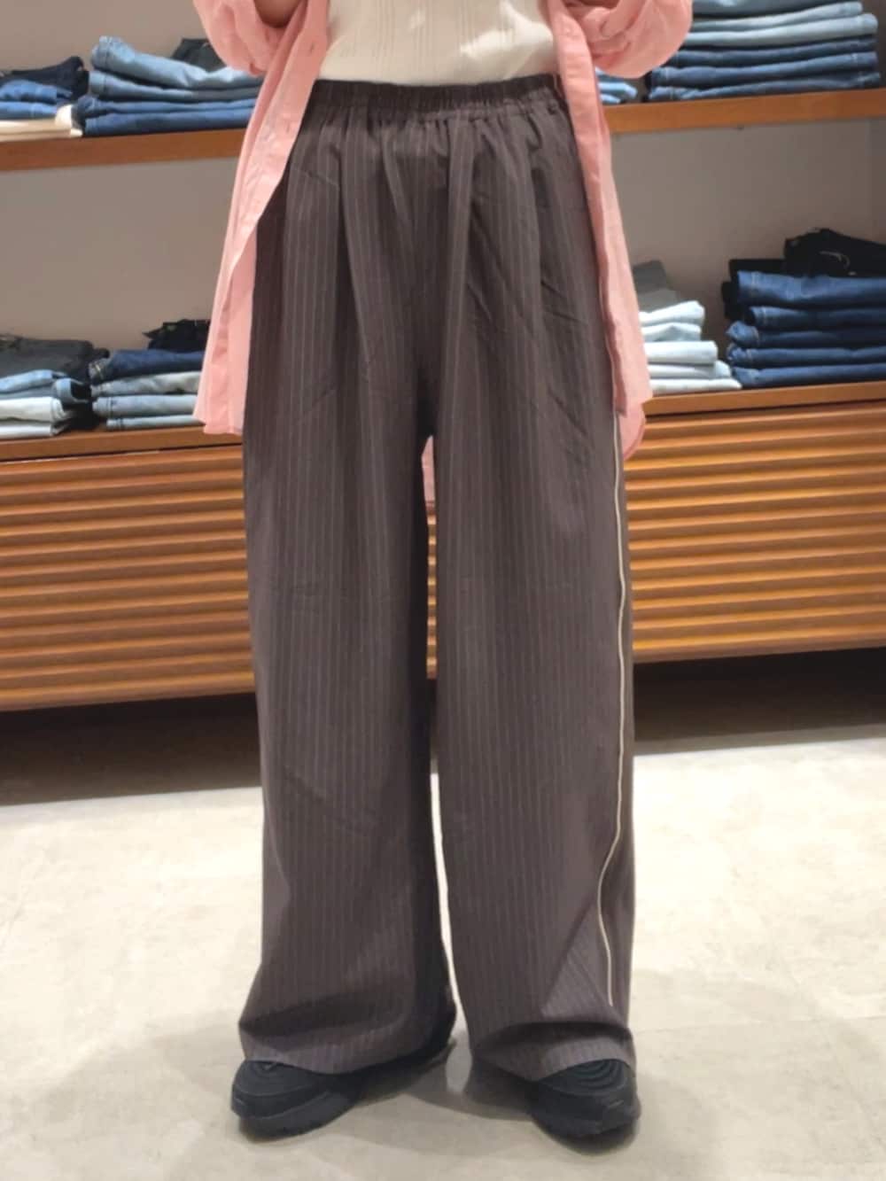 ホワイト系のタンクトップ、ピンク系のシャツ/ブラウス、グレー系のその他パンツを着用したレディースの春コーディネートの7枚目の写真