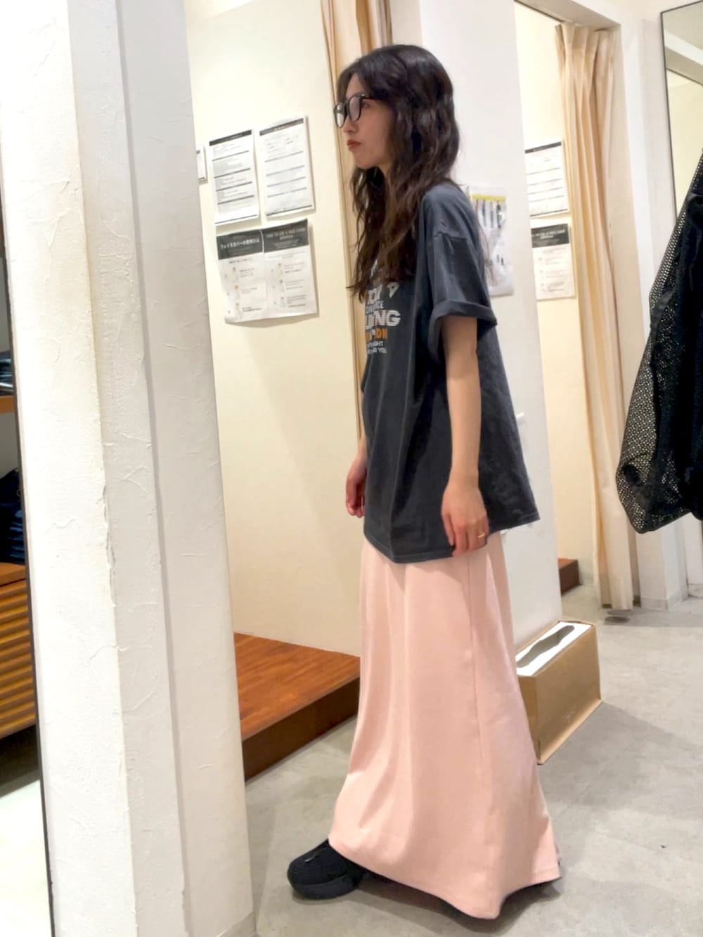 グレー系のTシャツ/カットソー、ピンク系のワンピースを着用したレディースの春コーディネートの2枚目の写真