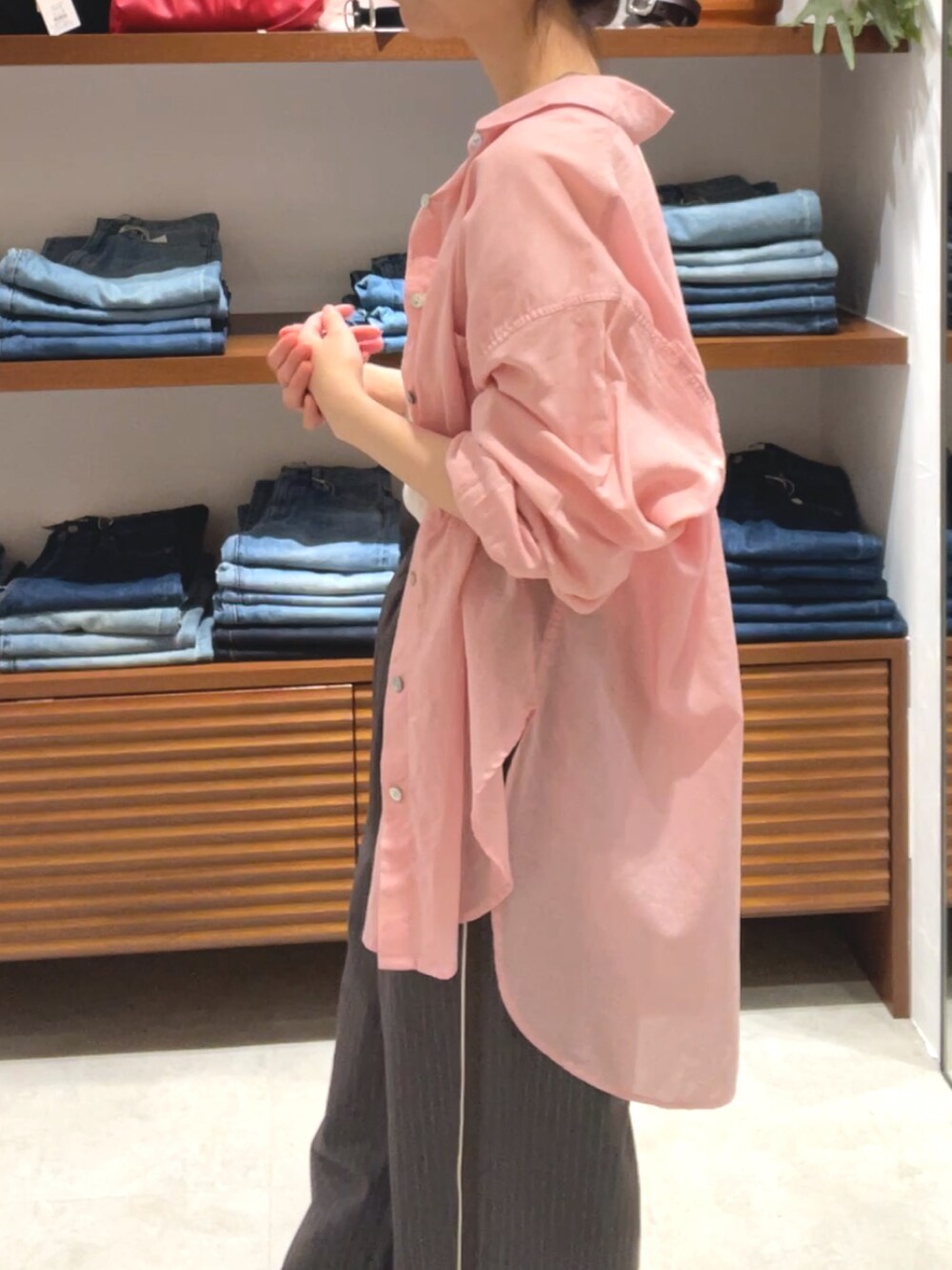 ホワイト系のタンクトップ、ピンク系のシャツ/ブラウス、グレー系のその他パンツを着用したレディースの春コーディネートの6枚目の写真